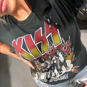 daydreamer kiss graphic tee